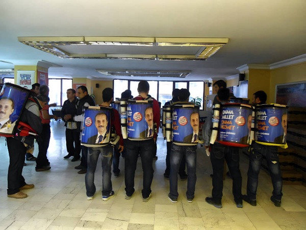 Equipo de mochileros en la carretera con bebidas calientes! Al ser una agencia de Mochilaman con más de veinte años de experiencia, estamos llenos de ideas efectivas de marketing experiencial que atraen al público objetivo difícil de alcanzar. Llevamos a cabo actividades de mochila de gran visibilidad en tiendas, estaciones de tren, oficinas, calles principales o universidades para garantizar que los productos de nuestros clientes estén en primer plano y literalmente en boca de los clientes potenciales de bebidas, mientras realizan su compra. Nuestros embajadores de la marca, artistas callejeros y vehículos promocionales garantizan que los productos de nuestros clientes sean percibidos, recordados y que se compren las mochilas.