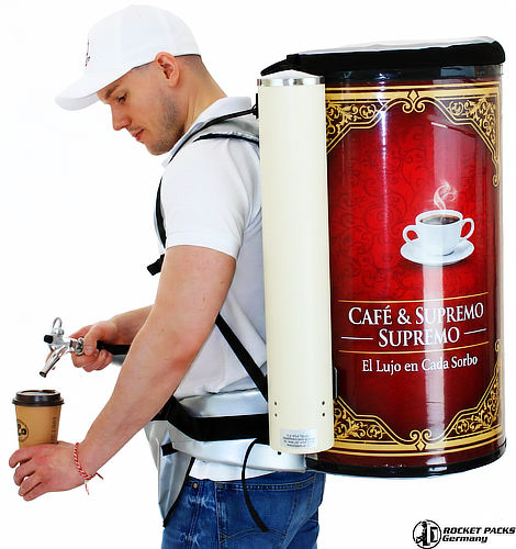 Primer plano de una mochila profesional Rocketpacks diseñada para la venta y servicio de cerveza tirada, mostrando los dos tanques transparentes llenos de cerveza ámbar y un refresco rojo, con el logo "REFRESCA TU EVENTO" visible en el lateral.