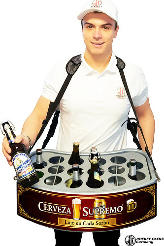 Vendedor ambulante profesional utilizando una bandeja de venta ambulante Rocketpacks fabricada en material ligero y resistente, equipada con un arnés acolchado ergonómico para la distribución de bebidas y snacks en eventos masivos como estadios y conciertos.
