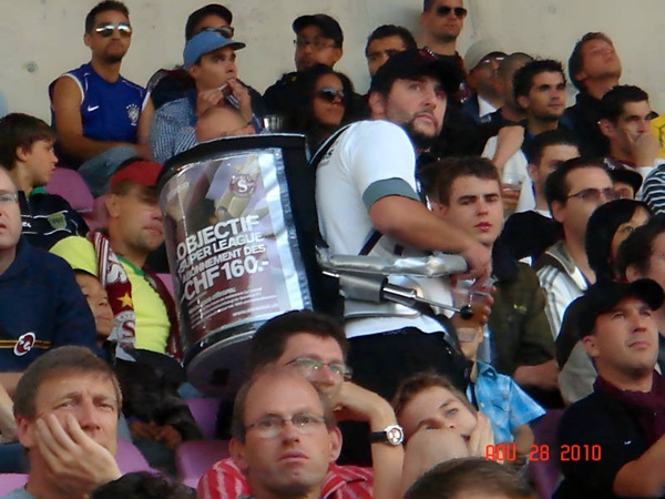 Mochila man empresa? En primer lugar, ¿qué significa para mí y para mi marca de bebidas el "backpack experiential"? Antes de entrar en materia, puede ser útil considerar una definición compartida de lo que significa el "marketing experiencial" para usted: como profesional del marketing, lo que significa para su marca y lo que podría significar para su público objetivo cuando interactúa con su marca. En medio de la gran variedad de interpretaciones individuales, los principios comunes incluyen cómo atraer a los consumidores mediante "experiencias sensoriales". El tacto, el gusto, las bebidas, la vista, el sonido y el olor son los cinco elementos que conforman nuestro mundo físico, con un compromiso emotivo que los corona a todos. Un marketing experiencial eficaz crea oportunidades para dar vida a su marca y atraer a su público. Al navegar por los servicios de mochila que se muestran en nuestro sitio web, considere qué elementos de producción, lugares y actividades pueden utilizarse como un rompecabezas para construir una visión experiencial única para su marca.