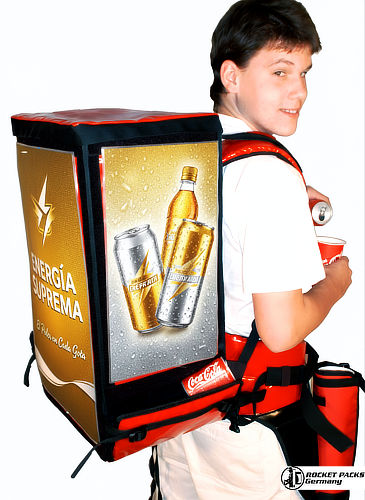 Personal de ventas con una mochila dispensadora Rocketpacks de doble depósito, ofreciendo bebidas a los aficionados en un estadio deportivo, destacando la eficiencia y rapidez del servicio entre las gradas durante un partido.